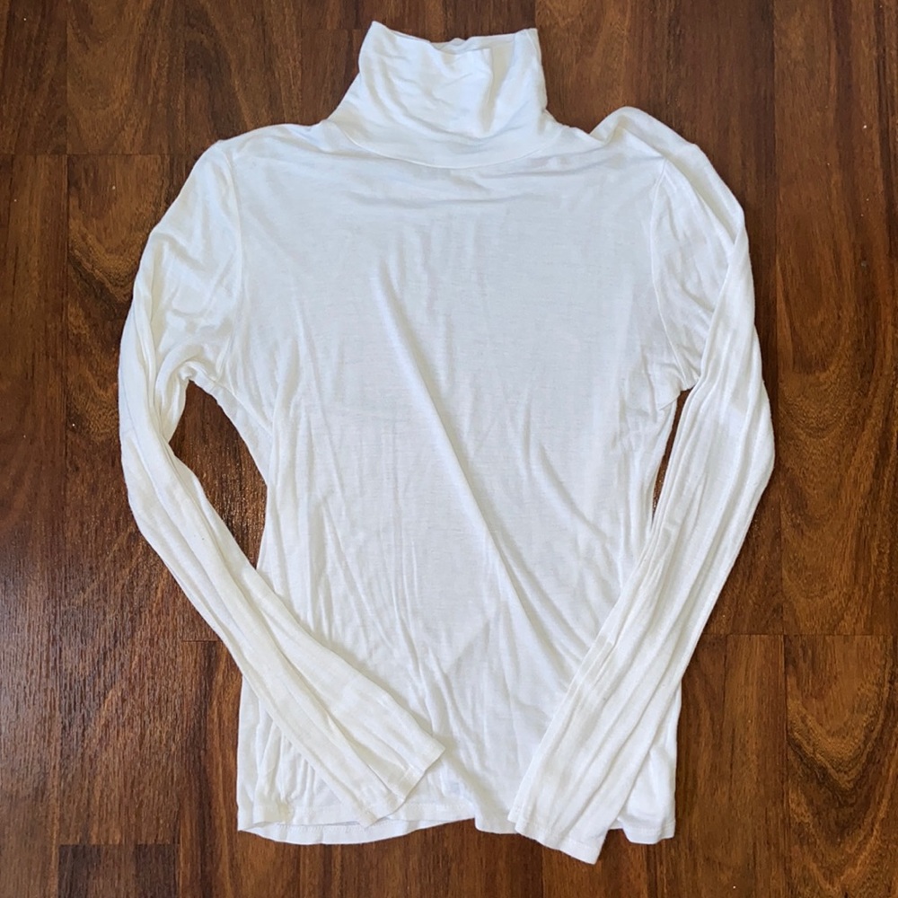 WHITE TURTLENECK
